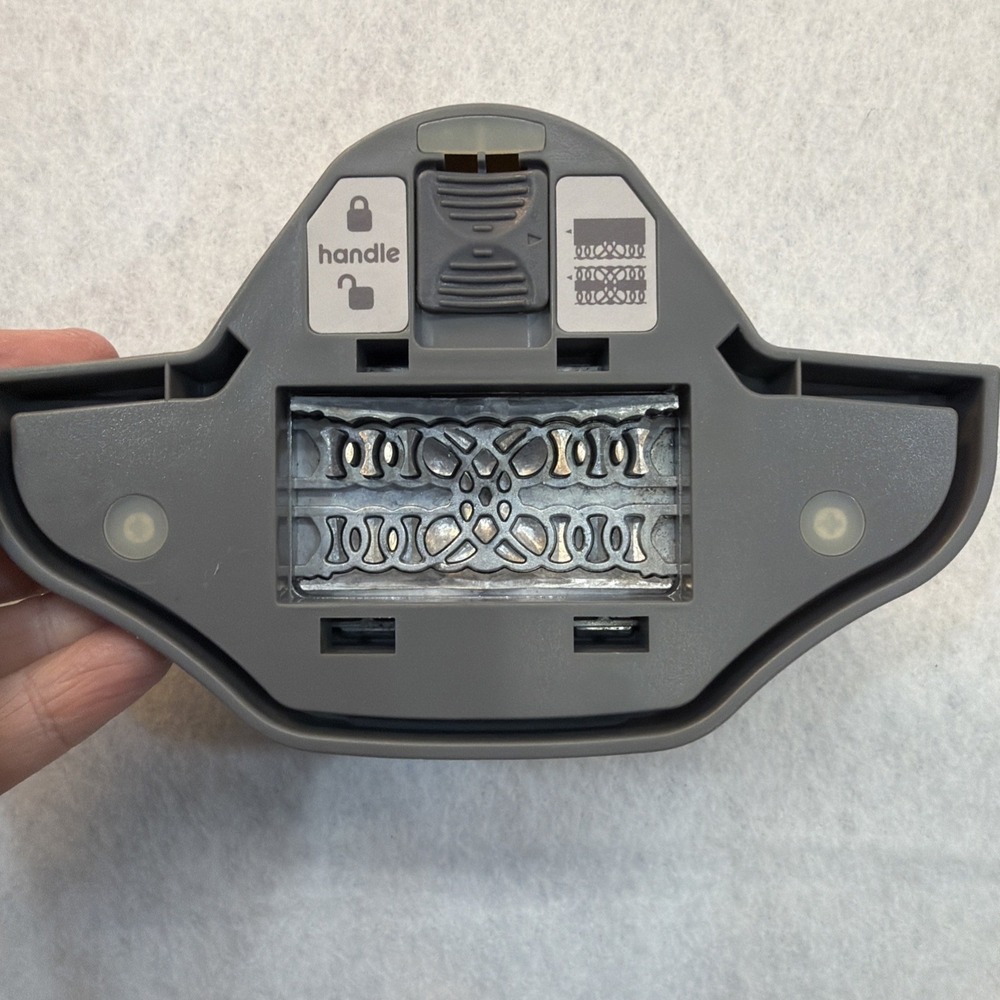 We R Memory Keepers Edge Border Paper Punch LOOP NEW - Picture 6 of 16